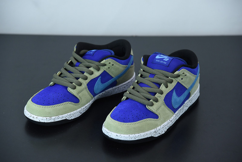 nike sb dunk low “celadon” bq6817-301