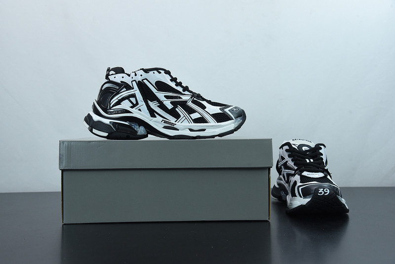 Ba*len*cia*ga runner sneaker