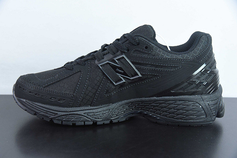 NEW BALANCE SNEAKER